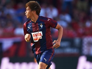 乾貴士、ベティスのサポーターからの愛されっぷり凄い！ファンに近づき拍手を受ける 画像