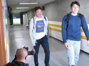 右膝死球のソフトバンク・内川聖一、出場へ意欲「出ないなんて考えていない」 画像