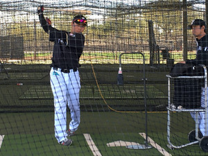 日本ハム・清宮幸太郎が初打撃練習「バットを振れて一歩前進」…対外試合でも守備デビュー 画像