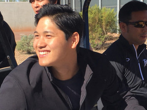 大谷翔平が日本ハムキャンプ訪問…清宮幸太郎と“グータッチ”、現地スタッフ感激「最高」 画像
