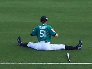 イチロー、オープン戦初出場で初安打お預けも…ユニ着用の“復帰戦”に「感慨深い」 画像