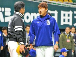 中日・松坂大輔、ヤフオクドームで元同僚らと談笑…遠投で調整「課題はストレート」 画像