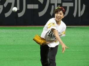 平昌五輪スピードスケート「金」小平奈緒が始球式…まさかの大暴投を孫オーナーがキャッチ！ 画像