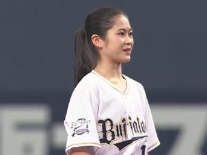 平昌五輪4位入賞の宮原知子が始球式…1回転ジャンプ決め大歓声浴びる 画像