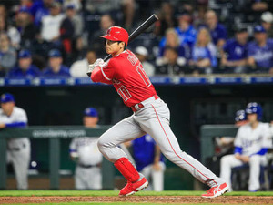 “愛されキャラ”の大谷翔平、同僚のインタビューでカメラの前を平然と通過!? 画像