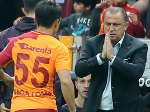 長友佑都、宿敵ダービーでアシスト！あの名物監督から「拝まれる」 画像