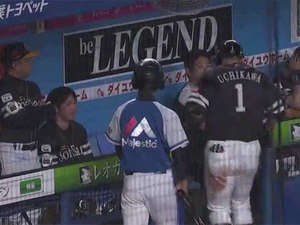 ソフトバンク・内川聖一が今季2号も同僚は“無視”!? これが話題の「サイレントトリートメント」 画像