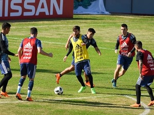 メッシ、W杯楽しんで！英雄マラドーナ氏がアドバイス「何かを見せようとしなくていい」 画像