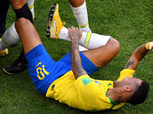 ネイマール、W杯での「転がり」をイジられまくり…「ネイマールチャレンジ」まで登場 画像