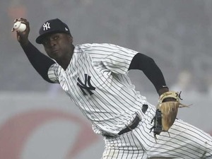 ヤンキース遊撃手が驚異のバランス感覚で併殺完成！ファン驚愕「どうやったんだ…」 画像