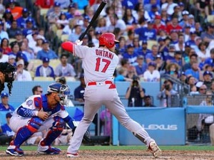 大谷翔平、代打で3球三振…守護神ジャンセンの“宝刀“カットボールに空振り 画像