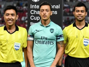 仰天！エジル、試合直前に審判のイエローカードにサインする 画像