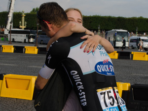 【ツール・ド・フランス14】パリで家族と再会、戦い抜いた選手が緊張を解く瞬間 画像