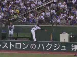 西武の金子侑司が驚愕のスーパーキャッチ！グラブ突っ込みファール強奪 画像