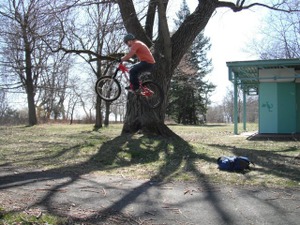 命知らずがチャレンジ、屋根から自転車で飛び降りるスタントに挑戦 画像