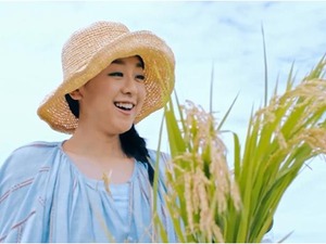 浅田真央が稲刈り初挑戦！歌声も披露するCM「新潟米コシヒカリ 収穫篇」放映 画像