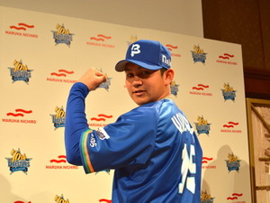 ベイスターズ70周年記念ユニフォームを着た山崎康晃「歴史を感じ、身の引き締まる思い」 画像