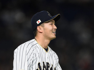 守備練習中もカメラが気になる鈴木誠也、返球後にカメラ目線で「アッハッハッハッハ」 画像