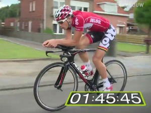 TTバイクvs乳しぼり!?　実家が農家のプロ自転車選手、挑んだ対決が無理矢理すぎる 画像