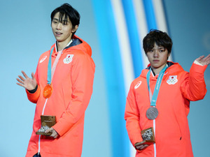 宇野昌磨の「気をつかって質問してくれて…」に羽生結弦も笑み…フィギュア男子記者会見 画像