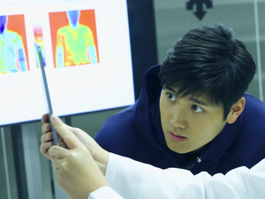 研究員に「ひとりでやってるんですか？」大谷翔平がデサント研究開発拠点を訪問 画像