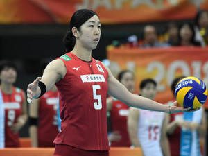 【位置が高すぎる】栗原恵と荒木絵里香がパンフレットを掲げて販売のお手伝い 画像