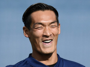 ヒップアタックで頭からプールへ…槙野智章が荻原拓也をイジり倒す 画像