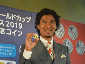 W杯記念コイン発表イベント・中澤佑二はやっぱり安室ちゃん愛が爆発… 画像