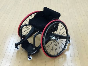 世界初！フレームにカーボンを使用したパラバドミントン車いすを共同開発 画像