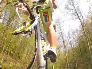 駐輪もプロの技、サガンが自家用車に自転車を固定する方法 画像