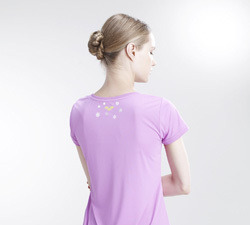 繭のように丸く包み込む、コクーンシルエットのフィットネス用Tシャツ　デサント 画像