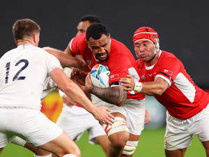 ガンを克服したトンガ代表ナシ・マヌ、試合後に家族と語らう姿が感動を呼ぶ 画像