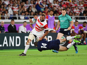 リーチ・マイケル、スコットランド代表ジェイミー・リッチーに模擬刀を贈る　「試合が終わればリスペクトしかない」 画像