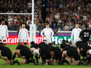 イングランド、オールブラックスのハカにV字で応戦　オーウェン・ファレルは不敵な笑み 画像