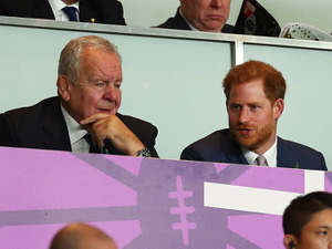 英国 ヘンリー王子と南アフリカ シリル・ラマポーザ大統領がノーサイドのハグ 画像