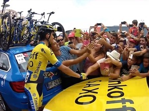 【ブエルタ・ア・エスパーニャ14】身近なアイドル、コンタドールがスタート前にファンと交流 画像