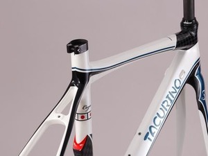 タクリーノのカーボン車「コズマ」アジロブルー 画像