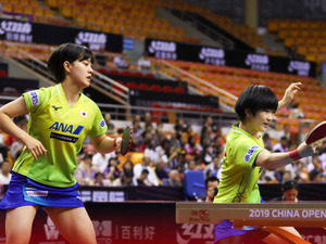 木原美悠・長﨑美柚が世界女王ペアに逆転勝利　劣勢も“笑顔”で跳ね返す 画像