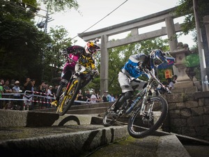 神聖な神社やお宮をMTBでダウンヒルするレッドブル・ホーリーライドは京都・岩清水八幡宮で 画像