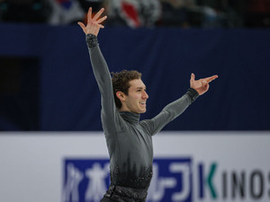ジェイソン・ブラウン、四大陸選手権銀メダル後に見せたフラワーガールとの共演 画像