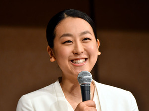 浅田真央の料理連載、かれいの煮つけに挑戦した姿を公開 画像