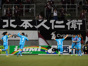 サガン鳥栖のエドゥアルドとチアゴ・アウベスが“絵心対決”　筆と墨汁でピカチュウを描く 画像