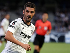 ダビド・ビジャがユニフォーム交換　山口蛍の代表ユニフォームを受け取る 画像