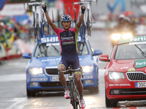 【ブエルタ・ア・エスパーニャ14】第9ステージを制したアナコナが勝利の断髪式？ 画像