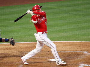 【MLB】大谷翔平、プホルスへ惜別のアーチ　登板翌日の特大弾に球団公式SNSも“困惑” 画像