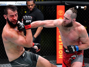 【格闘技】元RIZIN王者イリー・プロハースカが“衝撃KO”でUFC2連勝、強烈バックエルボーで相手失神 画像