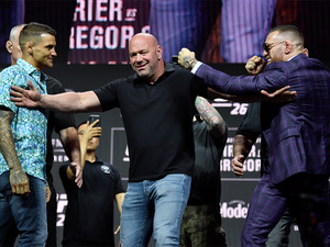 【格闘技／UFC】マクレガーvs.ポイエー、衝撃のカーフキック決着から7カ月ぶりの因縁対決　フェイスオフであわや大乱闘 画像