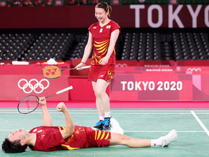 【東京五輪／バドミントン】銅メダル獲得、渡辺・東野組の“好判断”　白熱ラリー中にガット切れも一瞬でラケット交換 画像