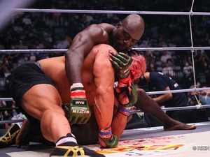 【格闘技／RIZIN.32】ボビー・オロゴンが2R一本勝ち、流血の“禊マッチ”で元・新日本プロレスラーに勝利 画像
