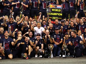 【F1】最終年最終戦最終周でホンダが30年ぶりの年間王者を奪取　「挑戦が報われ感無量」と田辺TD 画像